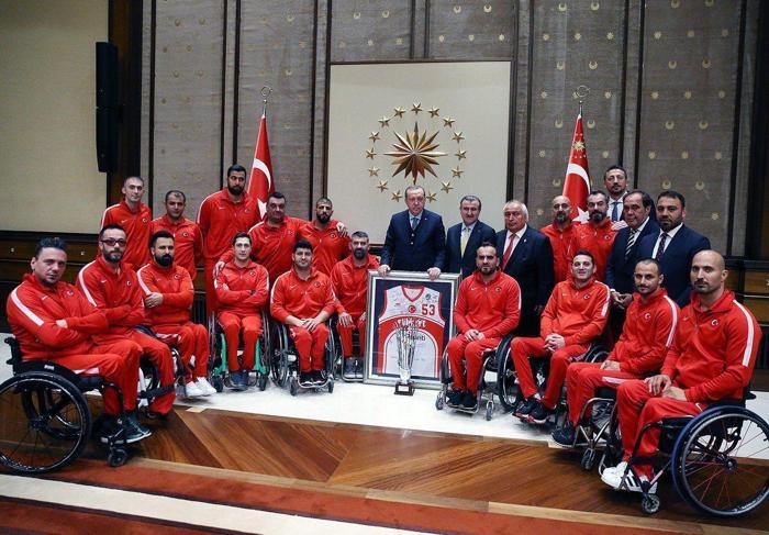 Cumhurbaşkanı Erdoğan, şampiyon sporcuları ağırladı