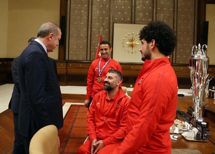 Cumhurbaşkanı Erdoğan, şampiyon sporcuları ağırladı