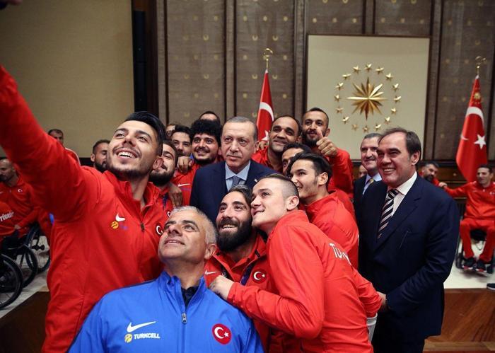 Cumhurbaşkanı Erdoğan, şampiyon sporcuları ağırladı
