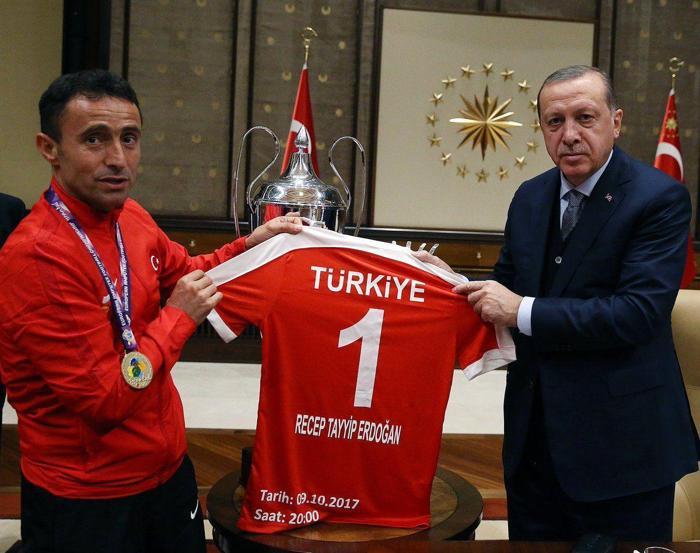 Cumhurbaşkanı Erdoğan, şampiyon sporcuları ağırladı