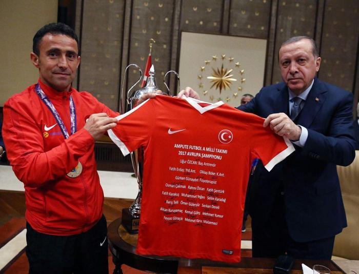 Cumhurbaşkanı Erdoğan, şampiyon sporcuları ağırladı