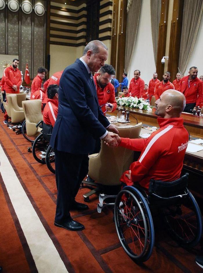 Cumhurbaşkanı Erdoğan, şampiyon sporcuları ağırladı