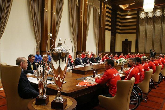 Cumhurbaşkanı Erdoğan, şampiyon sporcuları ağırladı