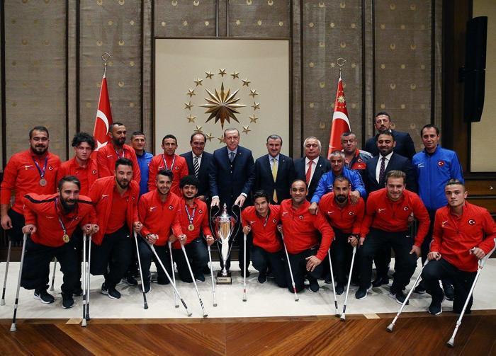 Cumhurbaşkanı Erdoğan, şampiyon sporcuları ağırladı