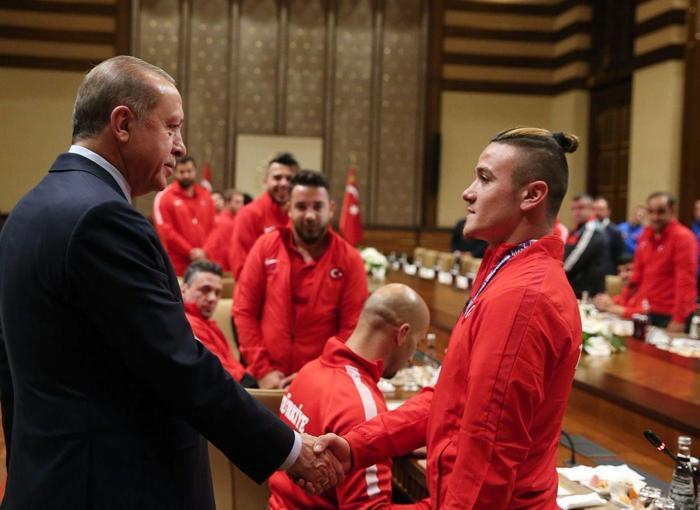 Cumhurbaşkanı Erdoğan, şampiyon sporcuları ağırladı
