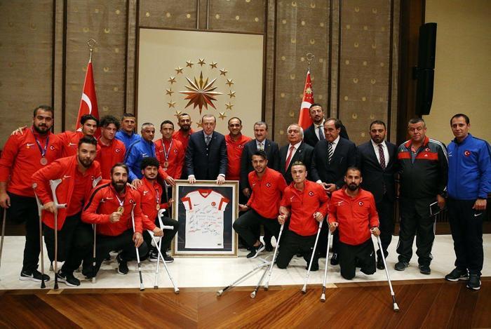Cumhurbaşkanı Erdoğan, şampiyon sporcuları ağırladı