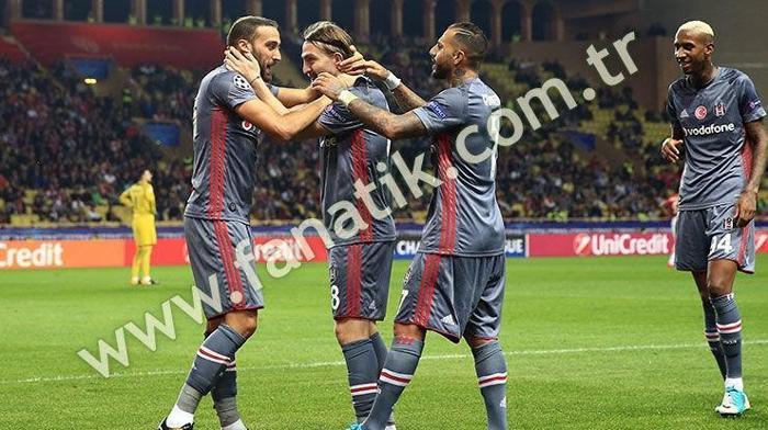 Tribünde sürpriz isim