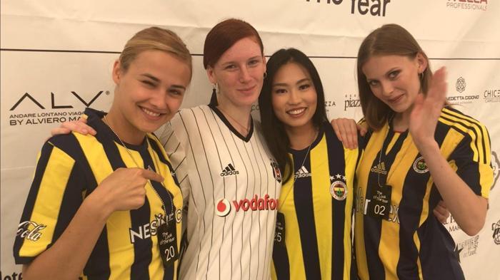 Fenerbahçe ve Beşiktaş formalı güzeller İtalyayı salladı