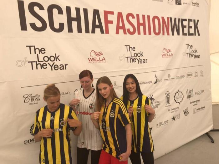 Fenerbahçe ve Beşiktaş formalı güzeller İtalyayı salladı