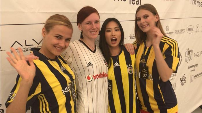 Fenerbahçe ve Beşiktaş formalı güzeller İtalyayı salladı