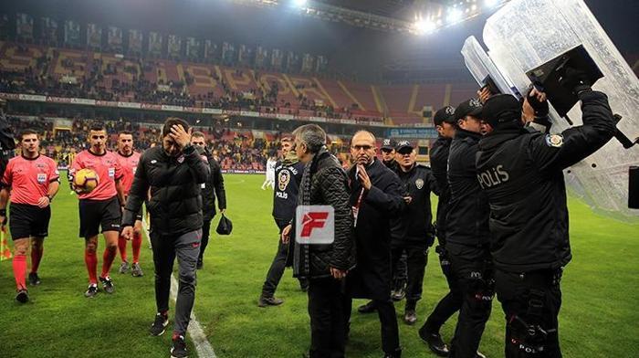 Akıllara olaylı derbi geldi Şenol Güneşe yabancı madde atıldı