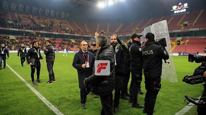 Akıllara olaylı derbi geldi Şenol Güneşe yabancı madde atıldı