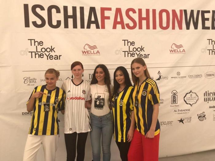 Fenerbahçe ve Beşiktaş formalı güzeller İtalyayı salladı