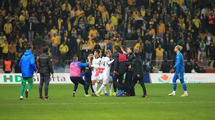 Akıllara olaylı derbi geldi Şenol Güneşe yabancı madde atıldı
