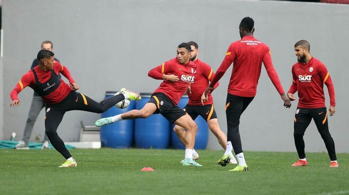 Galatasarayda son dakika... Fatih Terim kararını verdi Forvette kim oynayacak