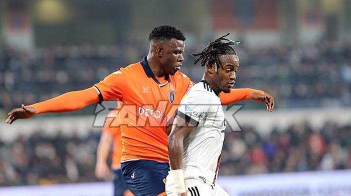 Başakşehir-Beşiktaş maçında sürpriz ziyaretçi Ünlü modacı Fatih Terim Stadında...