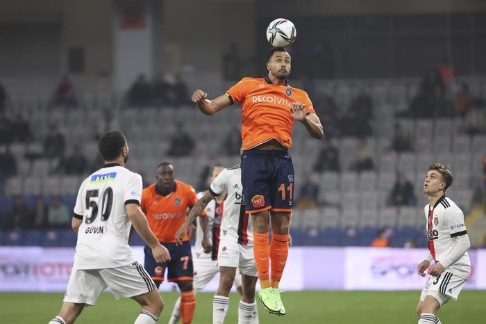 Başakşehir-Beşiktaş maçında sürpriz ziyaretçi Ünlü modacı Fatih Terim Stadında...