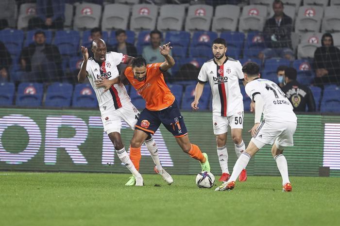 Başakşehir-Beşiktaş maçında sürpriz ziyaretçi Ünlü modacı Fatih Terim Stadında...