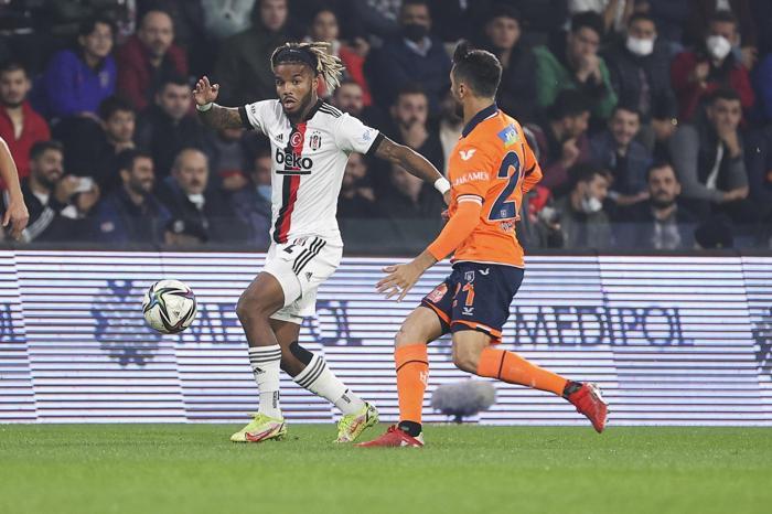 Başakşehir-Beşiktaş maçında sürpriz ziyaretçi Ünlü modacı Fatih Terim Stadında...