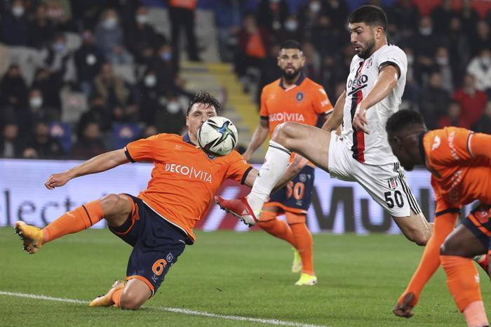 Başakşehir-Beşiktaş maçında sürpriz ziyaretçi Ünlü modacı Fatih Terim Stadında...