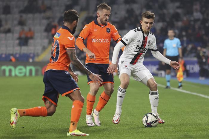 Başakşehir-Beşiktaş maçında sürpriz ziyaretçi Ünlü modacı Fatih Terim Stadında...
