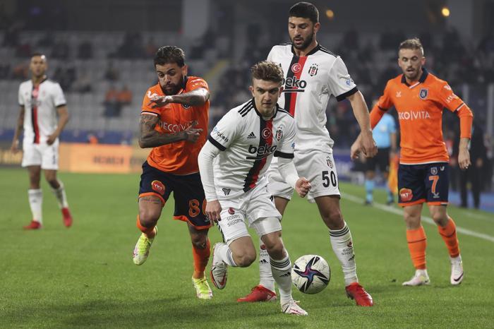 Başakşehir-Beşiktaş maçında sürpriz ziyaretçi Ünlü modacı Fatih Terim Stadında...