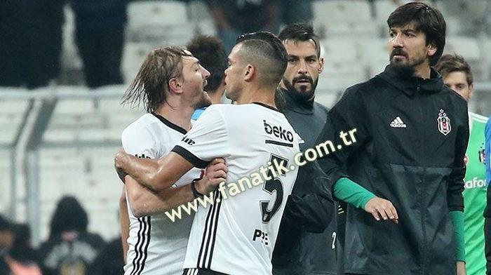 Beşiktaş-Trabzonspor maçı sonrası saha karıştı