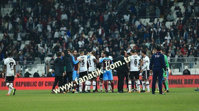 Beşiktaş-Trabzonspor maçı sonrası saha karıştı