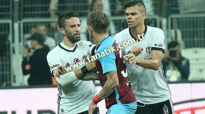 Beşiktaş-Trabzonspor maçı sonrası saha karıştı