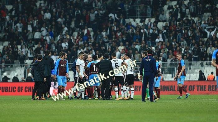 Beşiktaş-Trabzonspor maçı sonrası saha karıştı