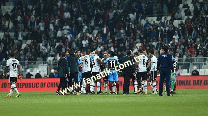 Beşiktaş-Trabzonspor maçı sonrası saha karıştı