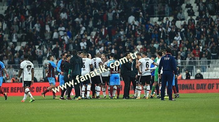 Beşiktaş-Trabzonspor maçı sonrası saha karıştı