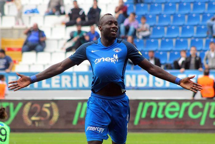 Mbaye Diagnenin transferi için görüşmeler başladı