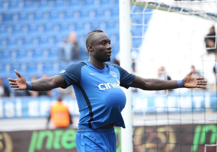 Mbaye Diagnenin transferi için görüşmeler başladı
