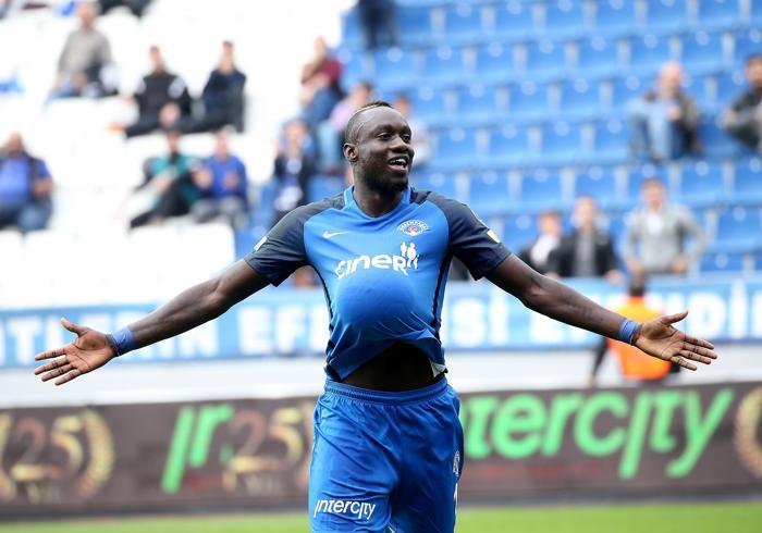 Mbaye Diagnenin transferi için görüşmeler başladı