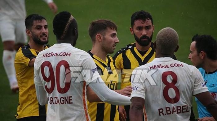 Galatasaray-İstanbulspor maçında olay Ryan Babel çılgına döndü...