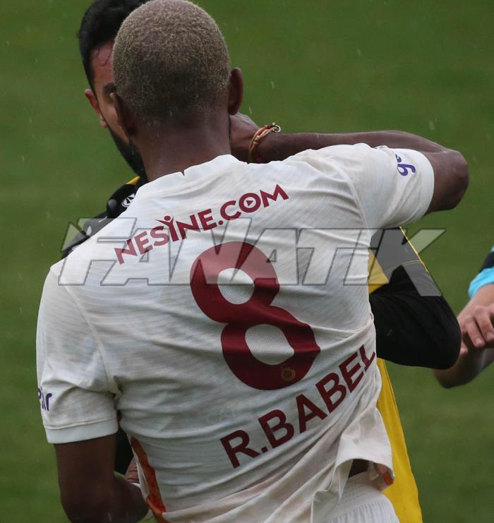 Galatasaray-İstanbulspor maçında olay Ryan Babel çılgına döndü...