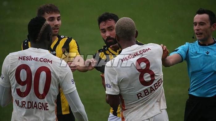 Galatasaray-İstanbulspor maçında olay Ryan Babel çılgına döndü...