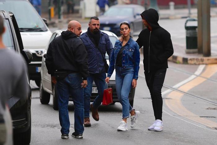 Cristiano Ronaldo ve Georgina Rodriguez kilise ziyaretinde görüntülendi