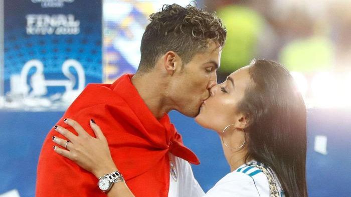 Cristiano Ronaldo ve Georgina Rodriguez kilise ziyaretinde görüntülendi