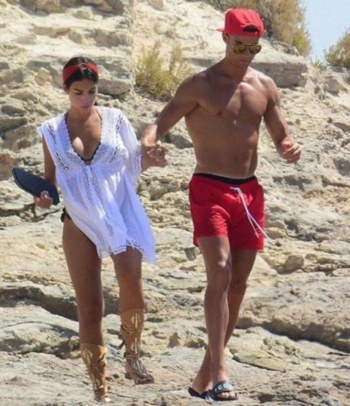 Cristiano Ronaldo ve Georgina Rodriguez kilise ziyaretinde görüntülendi