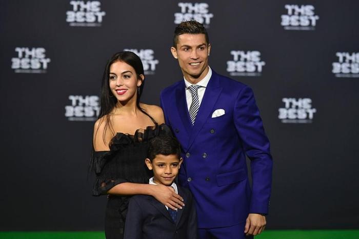 Cristiano Ronaldo ve Georgina Rodriguez kilise ziyaretinde görüntülendi