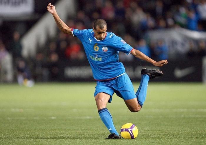 Rivaldo, devam dedi