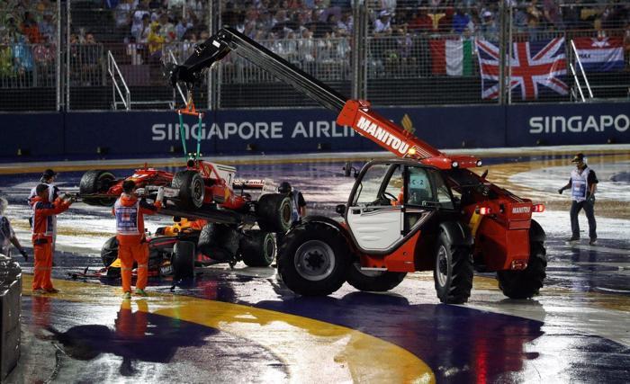Formula 1de feci kaza Ferrariler yarış dışı kaldı