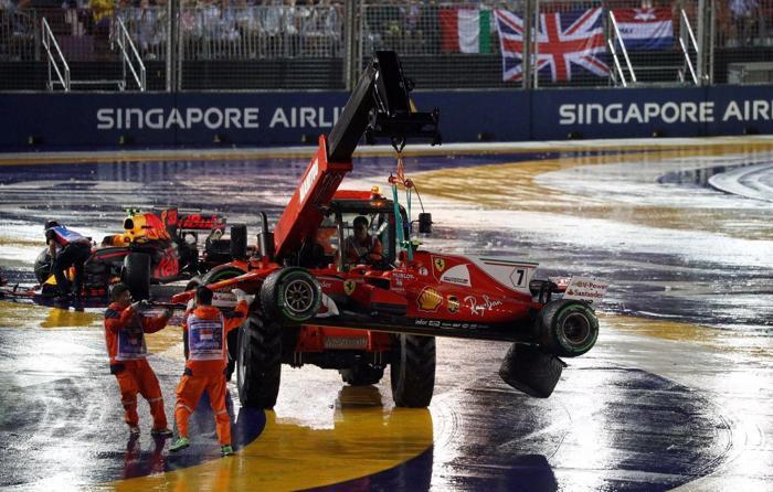 Formula 1de feci kaza Ferrariler yarış dışı kaldı