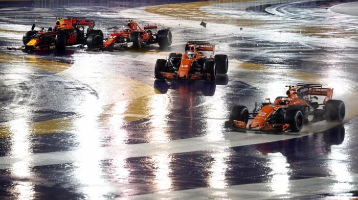 Formula 1de feci kaza Ferrariler yarış dışı kaldı