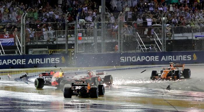 Formula 1de feci kaza Ferrariler yarış dışı kaldı