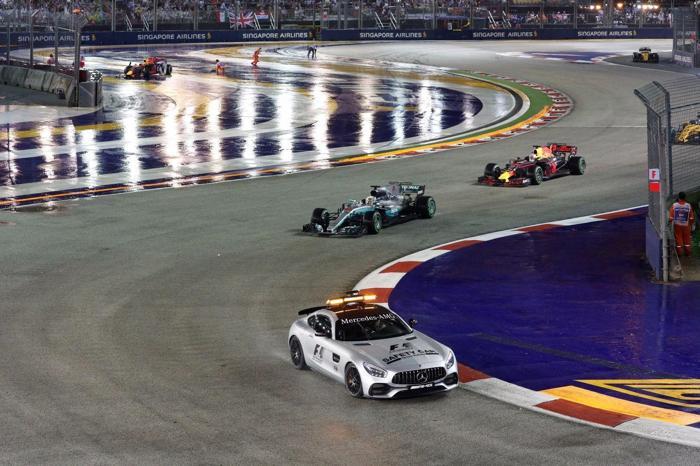 Formula 1de feci kaza Ferrariler yarış dışı kaldı