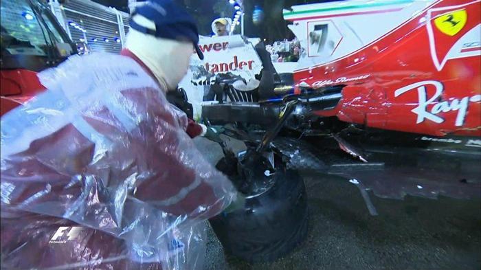 Formula 1de feci kaza Ferrariler yarış dışı kaldı