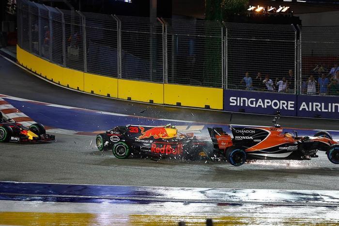 Formula 1de feci kaza Ferrariler yarış dışı kaldı
